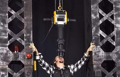 Nghệ sỹ đa tài Thomas Blackthorne người Anh khiến cả khán phòng nín thở bởi màn biểu diễn dùng lưỡi nâng máy khoan bê tông nặng 38 kg.