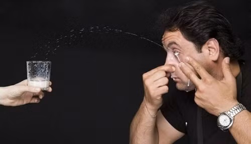 Ilker Yilmaz (Thổ Nhĩ Kỳ) có khả năng đặc biệt khi dùng mắt phun sữa xa 2,8 m. Kỷ lục Guinness này được lập tại một khách sạn ở Istanbul hồi tháng 9/2004.