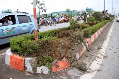 Ha Noi: Taxi Thang Long bep rum, ngua bung, 3 nguoi nguy kich-Hinh-4