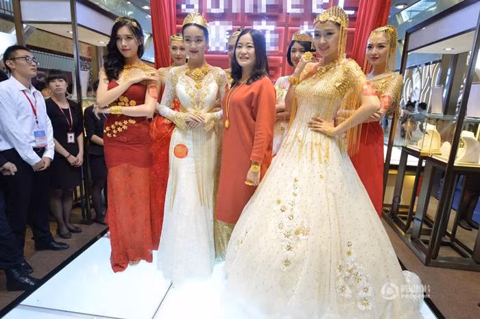 Những sợi dây chuyền vàng, hoa vàng thật lấp lánh trên bộ áo cưới quyến rũ.