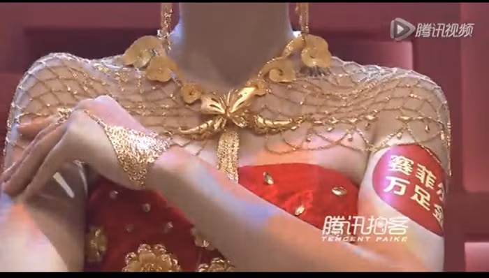 Một người mẫu 'khoe' dây chuyền lấp lánh vàng trong trang sức cưới ấn tượng.