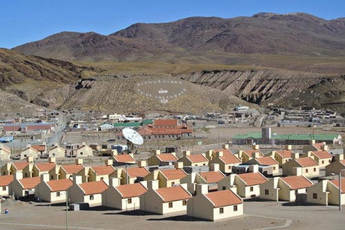 3. Ngôi làng của những “dị nhân” uống được thạch tín, Argentina: Ngôi làng San Antonio de los Cobres, tọa lạc trên vị trí cao của dãy Andes, Argentina có một truyền thống đáng sợ đó là uống nước nhiễm độc thạch tín. Tiến sĩ Karin Broberg, một nhà nghiên cứu Thụy Điển phát hiện, cách đây khoảng 7.000 - 10.000 năm, cư dân trong vùng đã trải qua một số biến đổi di truyền, giúp mang tới sự đề kháng thạch tín tốt hơn. Kết quả là, họ có thể hấp thu lượng thạch tín cao gấp 20 lần ngưỡng hiện được coi là an toàn.