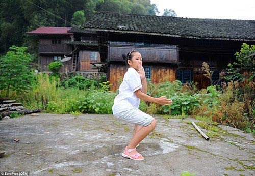 Người dân trong làng này đều coi việc học võ kungfu là điều bình thường và bắt buộc phải biết .Mỗi người lại theo đuổi một trường phái khác nhau. Các thế võ được mô phỏng hành động của các loài động vật hoang dã như rắn, hổ, báo và từ đó phát triển bài bản hơn nữa. Nguyên nhân của việc này tới nay vẫn còn là điều bí ẩn. Một giả thiết được người dân một trong những ngôi làng độc đáo nhất thế giới này đưa ra rằng do từ xa xưa, khu vực thường xuyên bị thú hoang quấy nhiễu nên mọi người đã tìm học các môn võ thuật trong đó có kungfu để phòng thân.