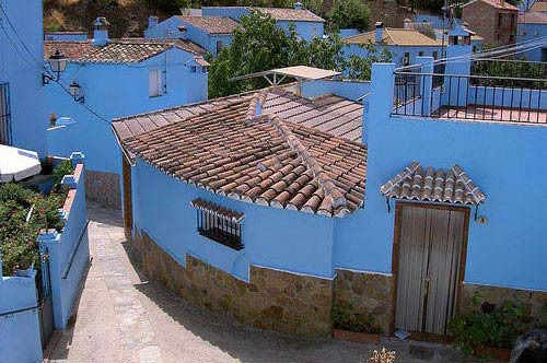 Vào mùa xuân năm 2011, hãng Sony ngỏ ý muốn sơn lại toàn bộ ngôi làng thành màu xanh da trời nhằm quảng bá cho bộ phim Xì trum trong một khoảng thời gian ngắn. Mọi người đã bàn luận và đồng ý. Khi thời hạn kết thúc, hội đồng thị trấn đã họp và quyết định giữ lại màu xanh nhằm giúp ngôi làng nổi bật hơn.