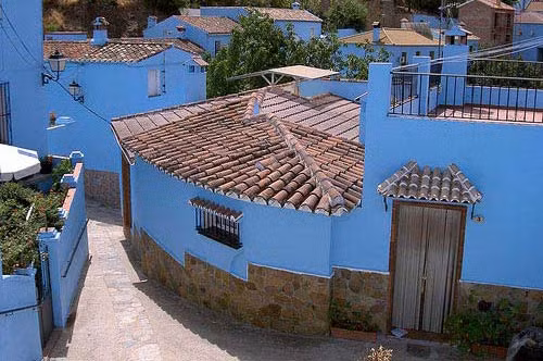 Vào mùa xuân năm 2011, hãng Sony ngỏ ý muốn sơn lại toàn bộ ngôi làng thành màu xanh da trời nhằm quảng bá cho bộ phim Xì trum trong một khoảng thời gian ngắn. Mọi người đã bàn luận và đồng ý. Khi thời hạn kết thúc, hội đồng thị trấn đã họp và quyết định giữ lại màu xanh nhằm giúp ngôi làng nổi bật hơn.