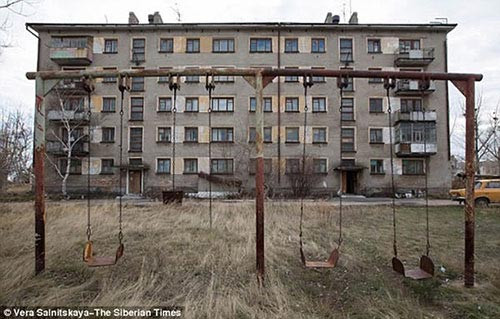 8. Ngôi làng buồn ngủ, Kazakhstan: Cư dân của một ngôi làng tại Kazakhstan đã mắc một căn bệnh kì lạ khiến họ luôn buồn ngủ ngày cả vào ban ngày. Khi thức dậy, mọi người còn có triệu chứng buồn nôn, nhức đầu và mất trí nhớ. Tính đên năm 2015, 152 trường hợp đã được báo cáo. Nhiều người dân cho rằng có thể một mỏ đá cũ từ thời Liên Xô chứa uranium đã gây ra tình trạng lạ.