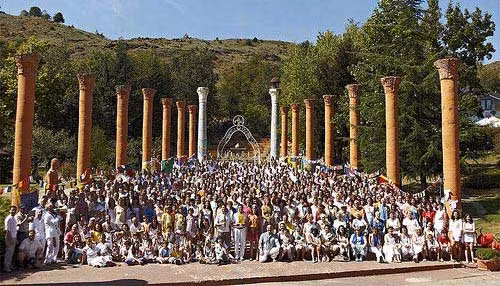 Ban đầu, ông Oberto Airaudi chỉ có khoảng 24 tín đồ hỗ trợ xây dựng ngôi làng, cũng như các kiến trúc, đền thờ tại đây. Hiện nay, Damanhur đã có khoảng 600 cư dân sinh sống và có cả đơn vị tiền tệ, trường Đại học của riêng mình.