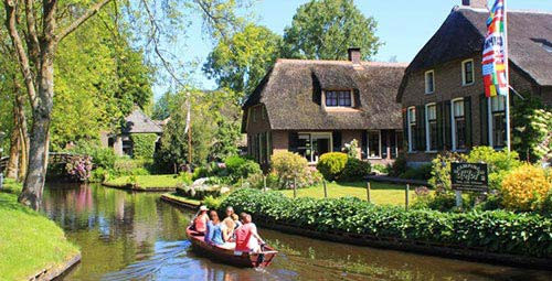 10. Ngôi làng không đường xá tại Hà Lan: Giethoom là một ngôi làng rất nổi tiếng ở Hà Lan. Thay vì dùng đường xá, các ngôi nhà được liên kết với nhau bởi hệ thống kênh đào tuyệt đẹp. Tổng chiều dài của kênh rạch là 6,4km. Ngoài ra, ngôi làng có tới 180 cây cầu kết nối những “hòn đảo” với nhau ở những nơi kênh rạch hẹp. Không có gì ngạc nhiên khi Giethoom được mệnh danh là “Venice của Hà Lan”. Đây là một địa điểm thu hút rất đông khách du lịch tới thăm với hệ thống đi lại độc đáo cùng các kiến trúc cổ từ thế kỉ 18.