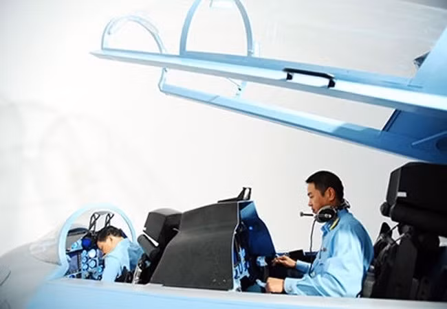 Với mỗi phi công, yếu tố sức khỏe và bản lĩnh xử lý tình huống luôn được đặt lên hàng đầu. Đơn giản như trong một bài bay nhào lộn phức tạp, phi công ngồi trong buồng lái bị áp lực đè lên cơ thể. Quá trình nhào lộn, máu trên não sẽ dồn xuống chân gây thiếu máu não, có thể dẫn đến thiếu tỉnh táo.