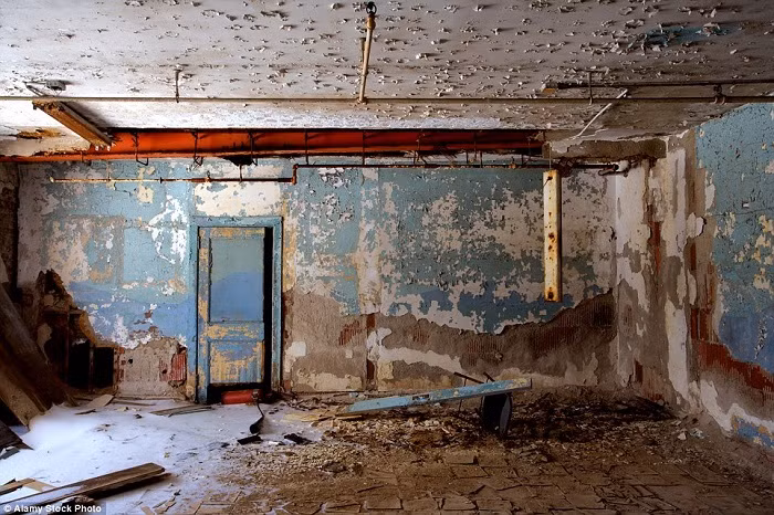 Sân bay Floyd Bennett Field nằm ở Marine Park, Brooklyn mở cửa vào năm 1931, là sân bay đầu tiên của thành phố New York, nhưng giờ đây nó chỉ là một đống hoang tàn. Sân bay này cũng từng là điểm khởi hành cho những chuyến bay kỷ lục của Amelia Earhart và Howard Hughes.