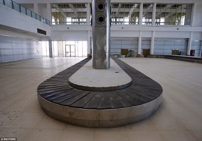 Jaisalmer, sân bay đã từng phục vụ hàng trăm ngàn lượt khách du lịch mỗi năm, giờ đây chỉ là một nơi hoang tàn.