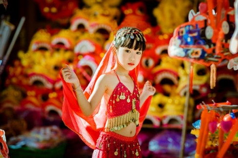 Cô bé Gia Hân khiến người đi đường phải ngoái nhìn vì giống hệt một nàng công chúa Ấn Độ.