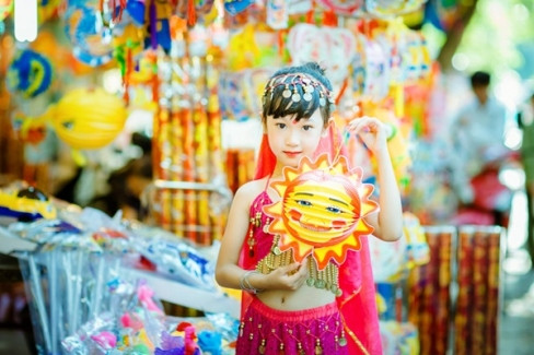 Sau khi bộ ảnh được chia sẻ, đông đảo bạn trẻ đã xuýt xoa trước vẻ xinh xắn của "cô dâu 8 tuổi" nhí Gia Hân và nhận xét, trông Gia Hân không khác gì nàng công chúa Hàm Hương trong phim Hoàn Châu Cách Cách.