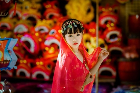 Vẻ đẹp ngây thơ pha lẫn nét buồn bã của mẫu nhí Hà thành trong hình tượng cô dâu 8 tuổi.