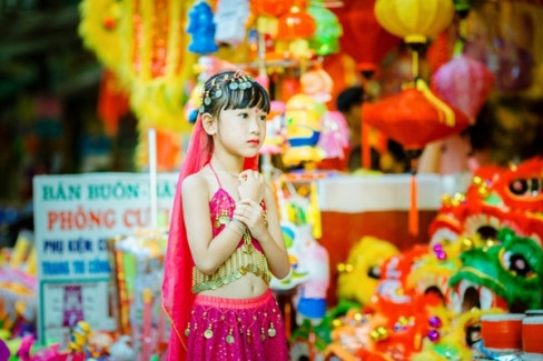 Theo nhiếp ảnh gia Anh Lã, tác giả bộ ảnh, khi chụp hình, cô bé đã thu hút đông đảo sự chú ý của mọi người trên phố Hàng Mã. Các chủ hàng cứ gọi bé vào và cho chụp thoải mái.