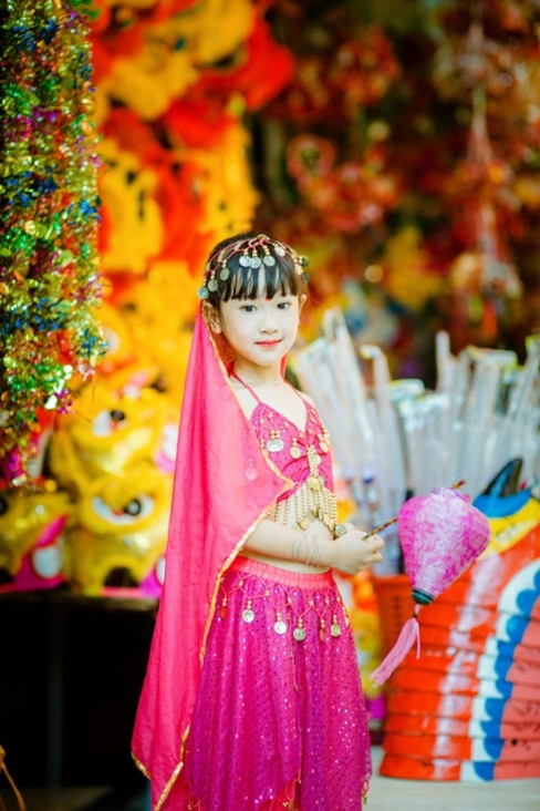 Vẻ ngây thơ của bé Gia Hân khi tạo dáng với đèn lồng Trung Thu.