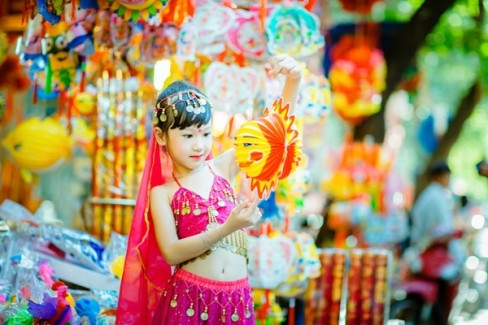 Chùm ảnh về mẫu nhí Hà thành Đoàn Gia Hân (sinh năm 2009) giữa phố Hàng Mã gây ấn tượng với vẻ đẹp ngây thơ, trong sáng. Trong bộ ảnh, Gia Hân hóa thành một cô bé với trang phục Ấn Độ, lấy cảm hứng từ bộ phim truyền hình dài tập Cô dâu 8 tuổi.