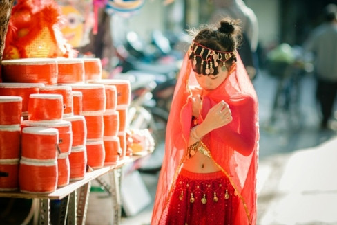 "Bình thường các bạn trẻ khi đến phố Hàng Mã chụp ảnh thường khiến các chủ shop khá chịu, riêng bé là được mọi người yêu quý và cho chụp tự do", anh Anh Lã hài hước chia sẻ.