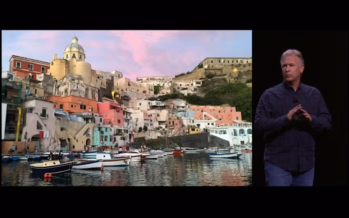 Một bức ảnh có cả trời, sông nước và các ngôi nhà.