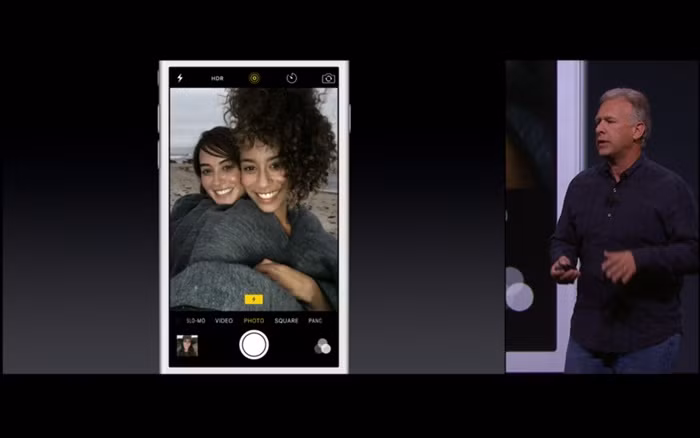 Để có được các bức hình tuyệt vời từ camera trước của mình, Apple đã tăng cường thêm một con chip hiển thị cho iPhone – với khả năng tăng gấp 3 lần ánh sáng từ đèn flash camera trước.