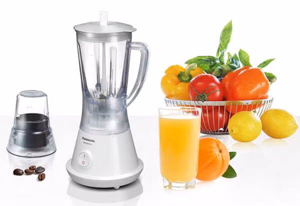 Máy xay. Một niềm vui thưởng thức cốc sinh tố ngọt ngào là những vết trái cây khô dính trong các lưỡi dao. May mắn thay, chúng rất dễ dàng làm sạch.