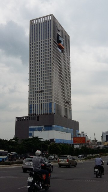 Khu chợ Văn Thánh: Một khu đất vàng khác nằm ngay cửa ngõ ra vào thành phố là khu chợ Văn Thánh, đường Điện Biên Phủ (quận Bình Thạnh) gần cầu Sài Gòn. Liên danh trúng thầu là Công ty Cổ phần địa ốc và xây dựng (SSG) - Công ty Cổ phần xây dựng số 1 (COFICO) - Công ty TNHH Sun Wah Properties Việt Nam và Tổng Công ty Vật liệu xây dựng số 1 (FICO) đang đầu tư gần hoàn thiện dự án cao ốc thương mại 32 tầng tại đây.