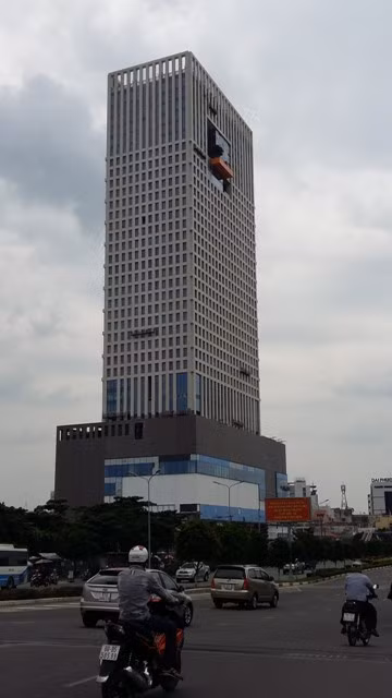 Khu chợ Văn Thánh: Một khu đất vàng khác nằm ngay cửa ngõ ra vào thành phố là khu chợ Văn Thánh, đường Điện Biên Phủ (quận Bình Thạnh) gần cầu Sài Gòn. Liên danh trúng thầu là Công ty Cổ phần địa ốc và xây dựng (SSG) - Công ty Cổ phần xây dựng số 1 (COFICO) - Công ty TNHH Sun Wah Properties Việt Nam và Tổng Công ty Vật liệu xây dựng số 1 (FICO) đang đầu tư gần hoàn thiện dự án cao ốc thương mại 32 tầng tại đây.