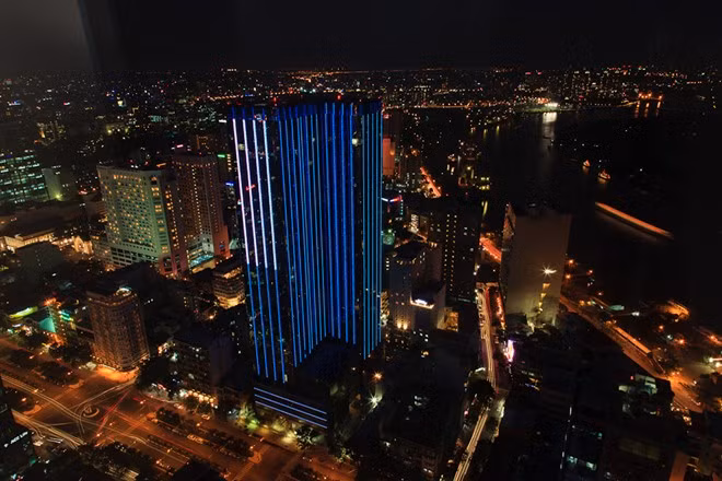 7. Saigon Times Square Địa điểm: TP HCM Chiều cao: 163,5 m Là một trong những tòa nhà sặc sỡ nhất TP HCM vào ban đêm, Saigon Times Square nằm trên khu đất thuộc hàng đắt đỏ nhất thành phố. Tòa nhà là một tổ hợp bao gồm các quán bar "sang chảnh", nhà hàng, văn phòng, nhà ở và khách sạn 5 sao.