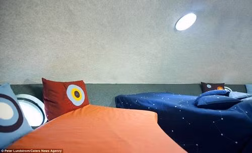 Bên trong khách sạn trên cây UFO mô phỏng một tàu vũ trụ, thậm chí ga gối cũng được thêu các chòm sao.