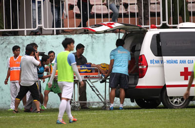 Mùa bóng năm nay, không ít cầu thủ rời sân trên cáng, có người phải vào thẳng bệnh viện sau những pha tranh bóng quyết liệt.