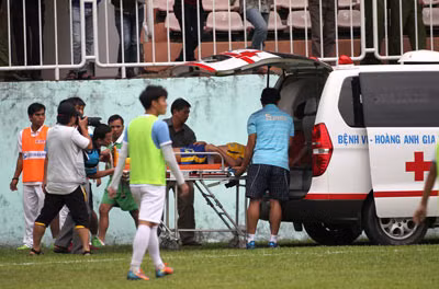 Mùa bóng năm nay, không ít cầu thủ rời sân trên cáng, có người phải vào thẳng bệnh viện sau những pha tranh bóng quyết liệt.