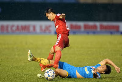 Một cú xoạc bóng nguy hiểm của cầu thủ Khánh Hòa dành cho Công Vinh, nhưng may mắn là “CV9” đã tránh được.