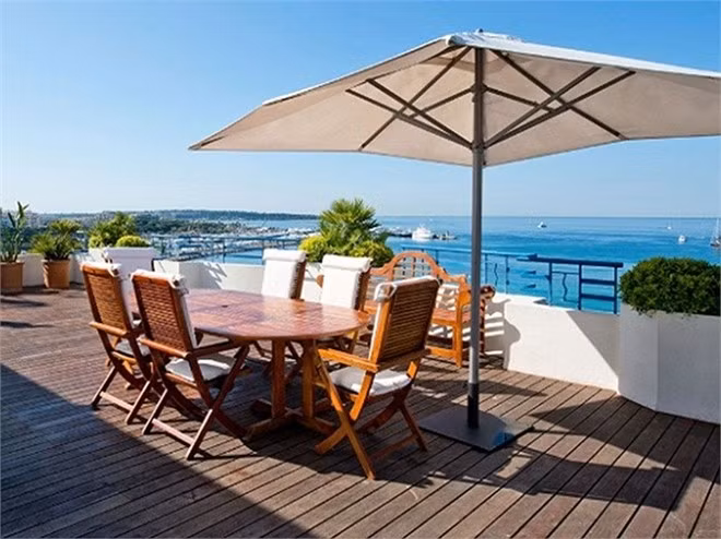 Penthouse Suite (Grand Hyatt Cannes), Pháp: Phòng tắm lát đá cẩm thạch, ban công rộng nhìn ra biển Địa Trung Hải. Giá 37.500 USD/đêm.