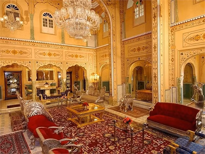 Shahi Mahal Suite at Raj Palace, Jaipur (Ấn Độ): Nội thất dát vàng, có quản gia và đầu bếp riêng, nhà hát riêng. Giá 40.000 USD/đêm.