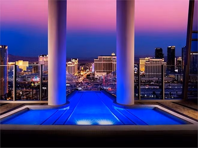 Sky Villa tại Palms Casino Resort, Las Vegas, Mỹ: Khách được tận hưởng sự xa xỉ, với bể bơi ở ban công, dịch vụ quản gia 24 giờ. Giá 40.000 USD/đêm.