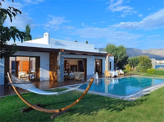 Royal Villa Grand Resort Lagonissi, Athens-Sounion (Hy Lạp): Phòng nghỉ có bể bơi riêng, có huấn luyện viên thể dục và đầu bếp riêng, máy bay riêng. Giá 47.000 USD/đêm.