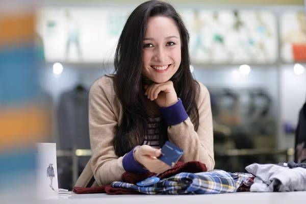 Sinh năm 1994, con gái của nhạc sĩ Anh Quân thừa hưởng nét đẹp pha trộn giữa dòng máu Việt từ bố và nét Tây của mẹ ruột. Anna Trương sinh ra tại Đức - quê hương mẹ và trở về Việt Nam năm lên 4 tuổi. Được nuôi nấng và lớn lên trong vòng tay yêu thương của bố và mẹ kế - ca sĩ Mỹ Linh, cô gái này dần thấm nhiều "chất" Việt.