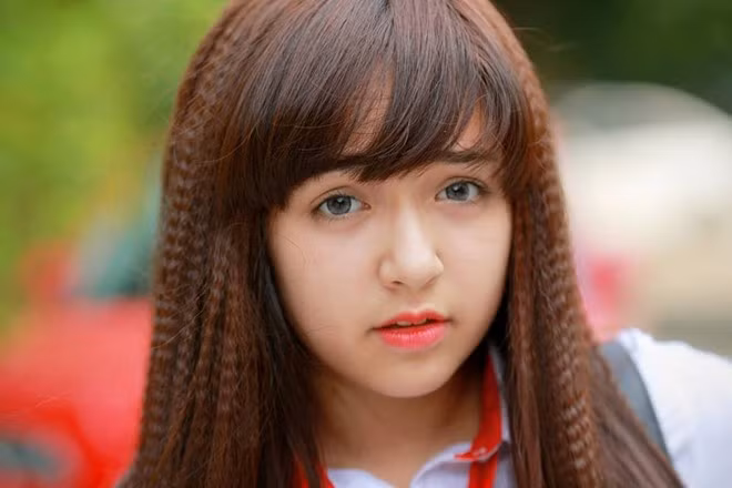 Trinh Tây sinh năm 1998, tên thật là Ozeri Yael Phương Trinh. Cô mang trong mình 2 dòng máu lai giữa Israel từ bố và Việt Nam của mẹ. 9X sở hữu vẻ đẹp dễ thương cùng khuôn mặt tròn, đường nét đậm chất Á Đông.