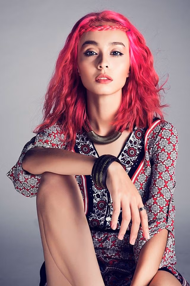 MLee tên thật là Quách Maily Tapiau, sinh năm 1994. Với khuôn mặt khá Tây, chiều cao 1,76 m, ngay từ năm 14 tuổi, bông hồng lai này mang trong mình 2 dòng máu Việt - Pháp đã thu hút sự chú ý của giới truyền thông và làng mẫu Việt. Phong cách cá tính, phá cách cùng những bộ trang phục khỏe khoắn đem lại nét khác biệt cho MLee.