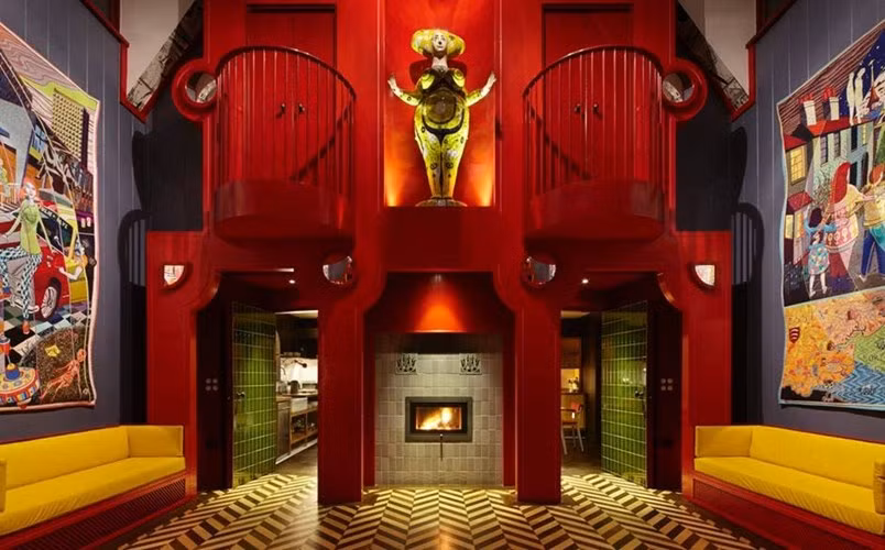 Nội thất bao gồm tác phẩm điêu khắc và tranh vẽ.