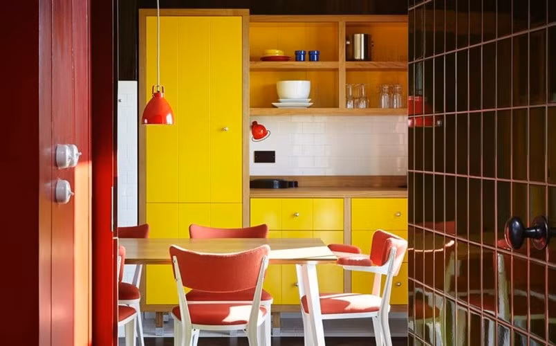 Nhà bếp được trang trí nội thất với gam màu sáng.