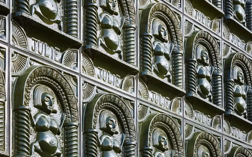 Nội thất bên trong cũng là những tác phẩm điêu khắc đương đại.