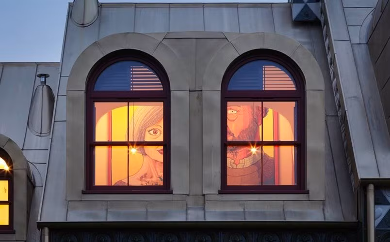 Cửa sổ cong tạo ra không gian giống như nhà thờ.