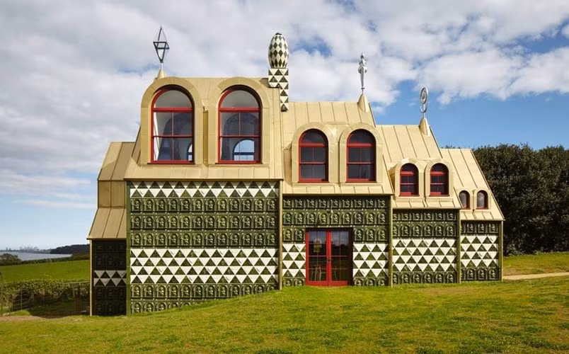 Nhìn ra sông Stour ở Wrabness, thành phố Canterbury, Anh Quốc, ngôi nhà đẹp Essex được thiết kế như một ngôi đền.