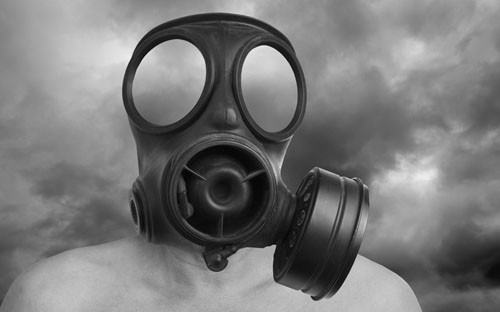 Hòn đảo Miyake-jima. Nằm nép mình trong một nhóm đảo thuộc quần đảo Izu của Nhật Bản, Miyakejima thực sự là một nơi nguy hiểm chết người bởi ngọn núi lửa Oyama vẫn đang hoạt động với tần suất bùng nổ vài năm một lần. Nhưng nguy hiểm hơn hết là khí sulfuric rỉ ra từ các ngọn núi và ngay cả từ mặt đất. Do đó chính quyền yêu cầu tất cả người dân trên đảo phải mang mặt nạ phòng độc bất cứ giờ nào trong ngày, tiếng còi báo động sẽ tắt khi mức độ ô nhiễm xuống thấp và an toàn cho sức khỏe.