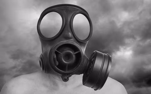 Hòn đảo Miyake-jima. Nằm nép mình trong một nhóm đảo thuộc quần đảo Izu của Nhật Bản, Miyakejima thực sự là một nơi nguy hiểm chết người bởi ngọn núi lửa Oyama vẫn đang hoạt động với tần suất bùng nổ vài năm một lần. Nhưng nguy hiểm hơn hết là khí sulfuric rỉ ra từ các ngọn núi và ngay cả từ mặt đất. Do đó chính quyền yêu cầu tất cả người dân trên đảo phải mang mặt nạ phòng độc bất cứ giờ nào trong ngày, tiếng còi báo động sẽ tắt khi mức độ ô nhiễm xuống thấp và an toàn cho sức khỏe.