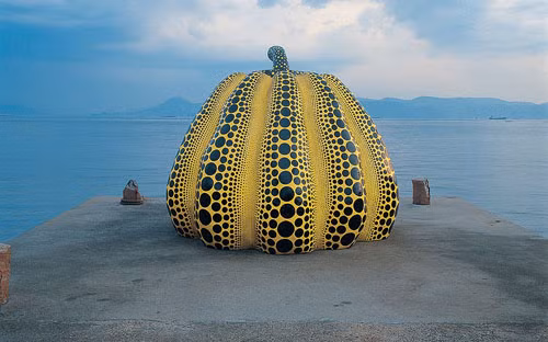 Đảo Arty Naoshima. Mặc dù có diện tích nhỏ chỉ 5km, thế nhưng Naoshima có một nền nghệ thuật đương đại đặc biệt. Du khách có thể thư thái, đắm mình trong cảnh quan yên bình, thả hồn theo nghệ thuật ở hòn đảo quái đản này, nhất là sau khi thăm thú những thành phố đông đúc ở Nhật Bản.