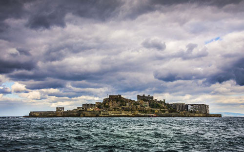 Hòn đảo ma từ tử địa Skyfall. Cách Nagasaki 15km, hòn đảo này được sử dụng như một cơ sở khai thác than giữa năm 1887 và 1974. Có lúc, đỉnh cao dân số là 5259 người. Sau khi xăng dầu được thay thế than đá thì nó đã bị bỏ rơi và ngày nay nó được gọi là "đảo ma" do không có một bóng người. Một số công ty du lịch cũng đã mở những chuyến thăm đến đảo này nhưng không để bất kỳ du khách nào qua đêm.