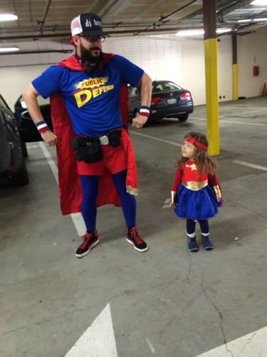 Bố phải chiều theo sở thích của con thôi. Con thích là siêu nhân.