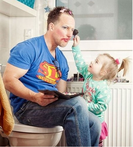 Khi bố là người mẫu còn con là thợ trang điểm.